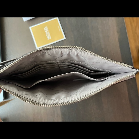 Brand new Michael Kors wristlet - Picture 2 of 2